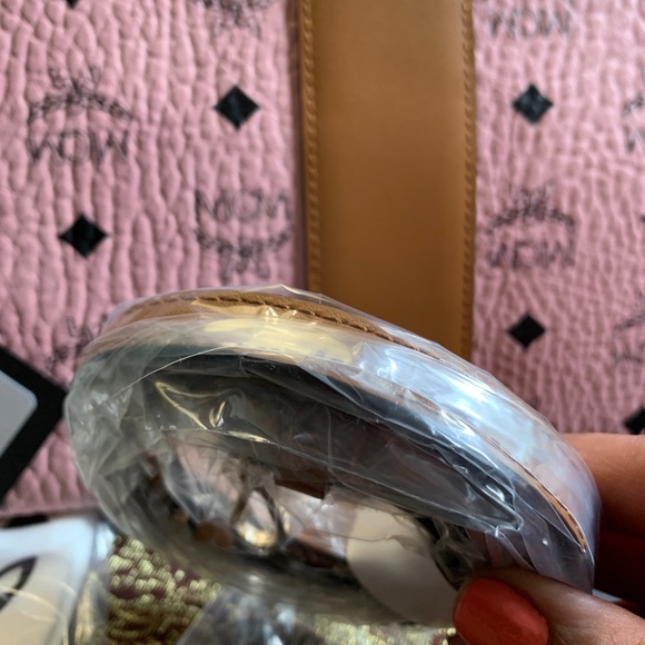 ⛔️SOLD⛔️Auth.MCM logo Diamond Leather zip clutch - Picture 8 of 15